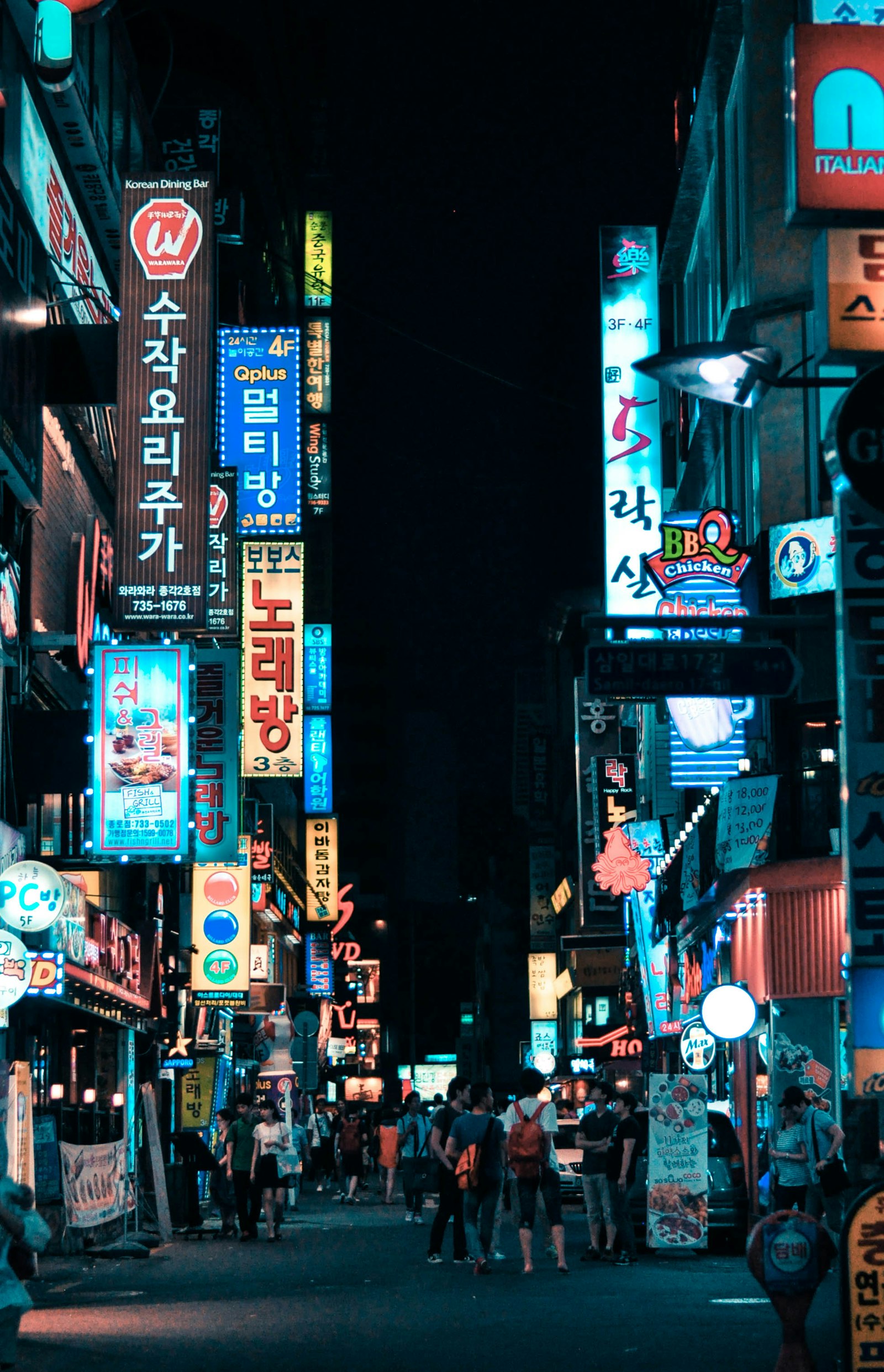 Seoul skyline at dusk, a dense financial district where retirement planning decisions are made